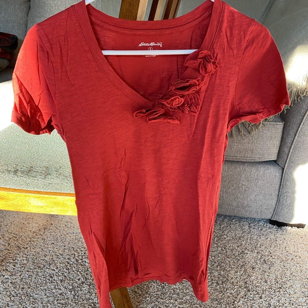 Rust Short Sleeve T Shirt w Flowers at Neck